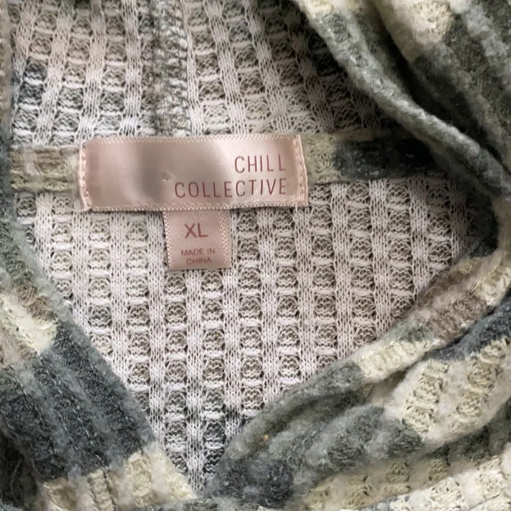 Girl XL Collective Chill brand Hooded long sleeve camo shirt